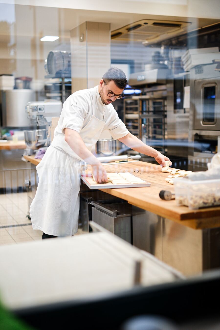 Il laboratorio Morlacchi con un pasticcere al lavoro