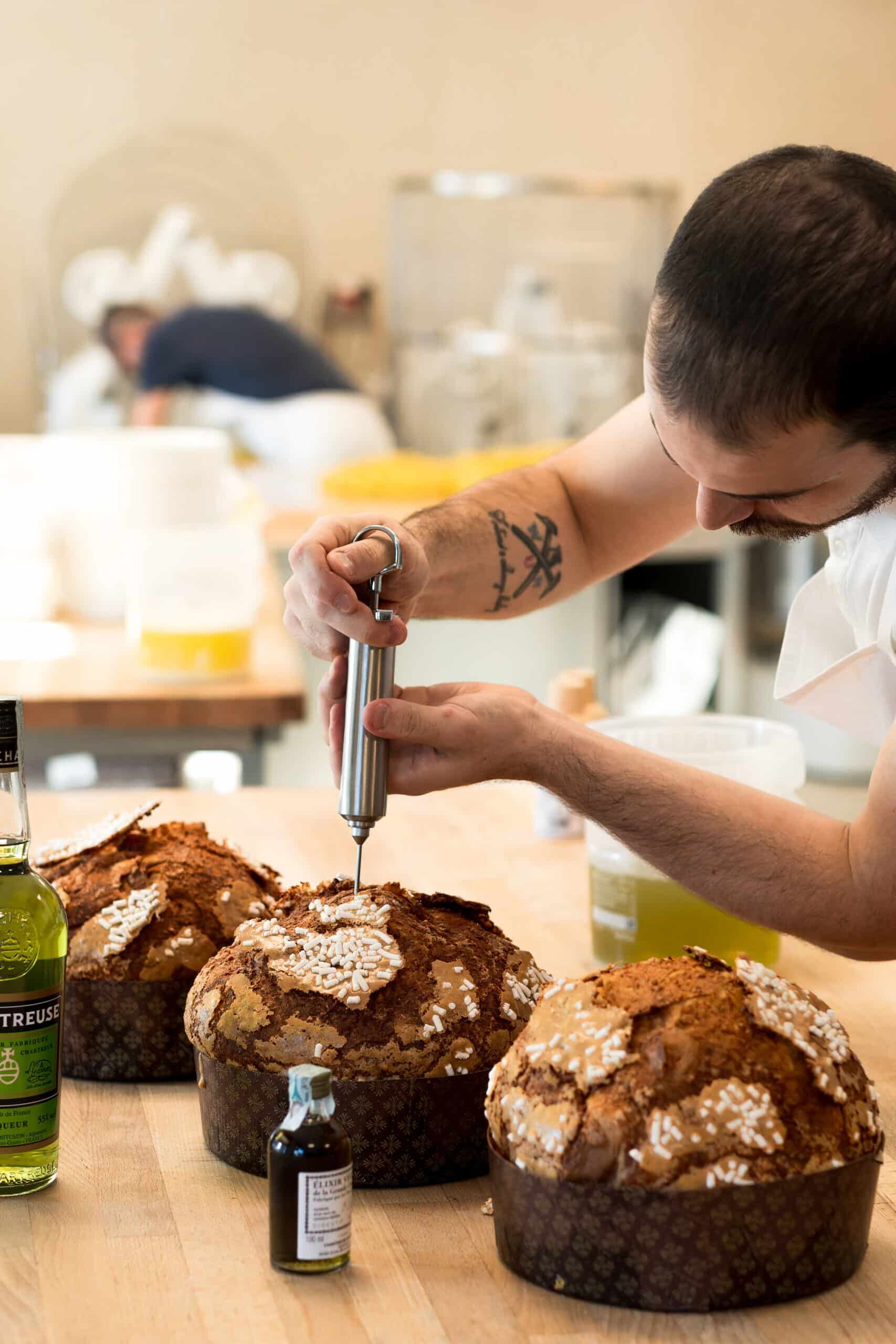 Un pasticcere rifinisce i panettoni Morlacchi sul piano di lavoro